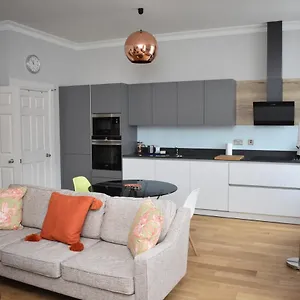 Apartment Bernard St - Bright And Spacious 1 Bed At The Shore!